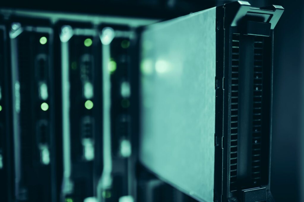 Serverracks im Rechenzentrum als Symbol für Cloud-Souveränität und sichere Datenhaltung