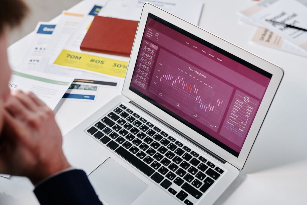 Datenanalyse-Dashboard auf einem Bildschirm als Grundlage einer Datenstrategie im Mittelstand