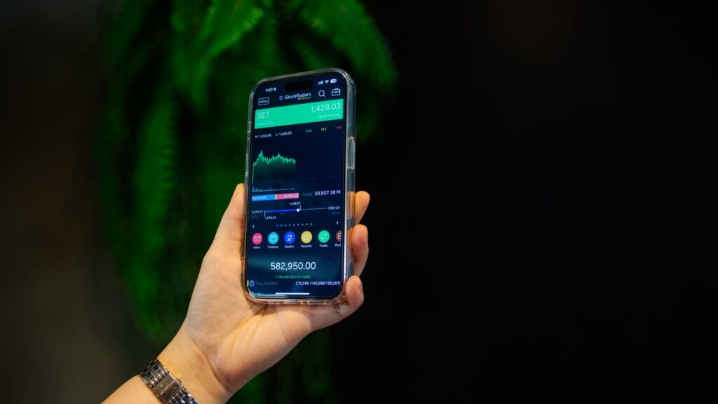 Aktienkurse in einer Trading-App auf dem Smartphone als Symbol für eine langfristige Dividendenstrategie