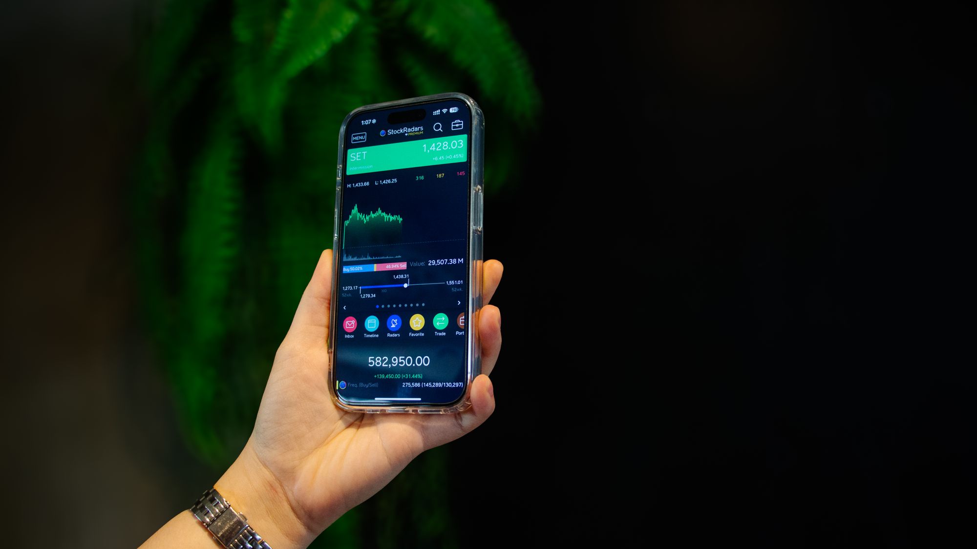 Aktienkurse in einer Trading-App auf dem Smartphone als Symbol für eine langfristige Dividendenstrategie