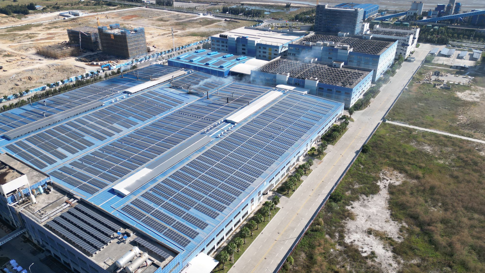 Solaranlage auf dem Dach einer Industriehalle zur Senkung der Energiekosten im Mittelstand