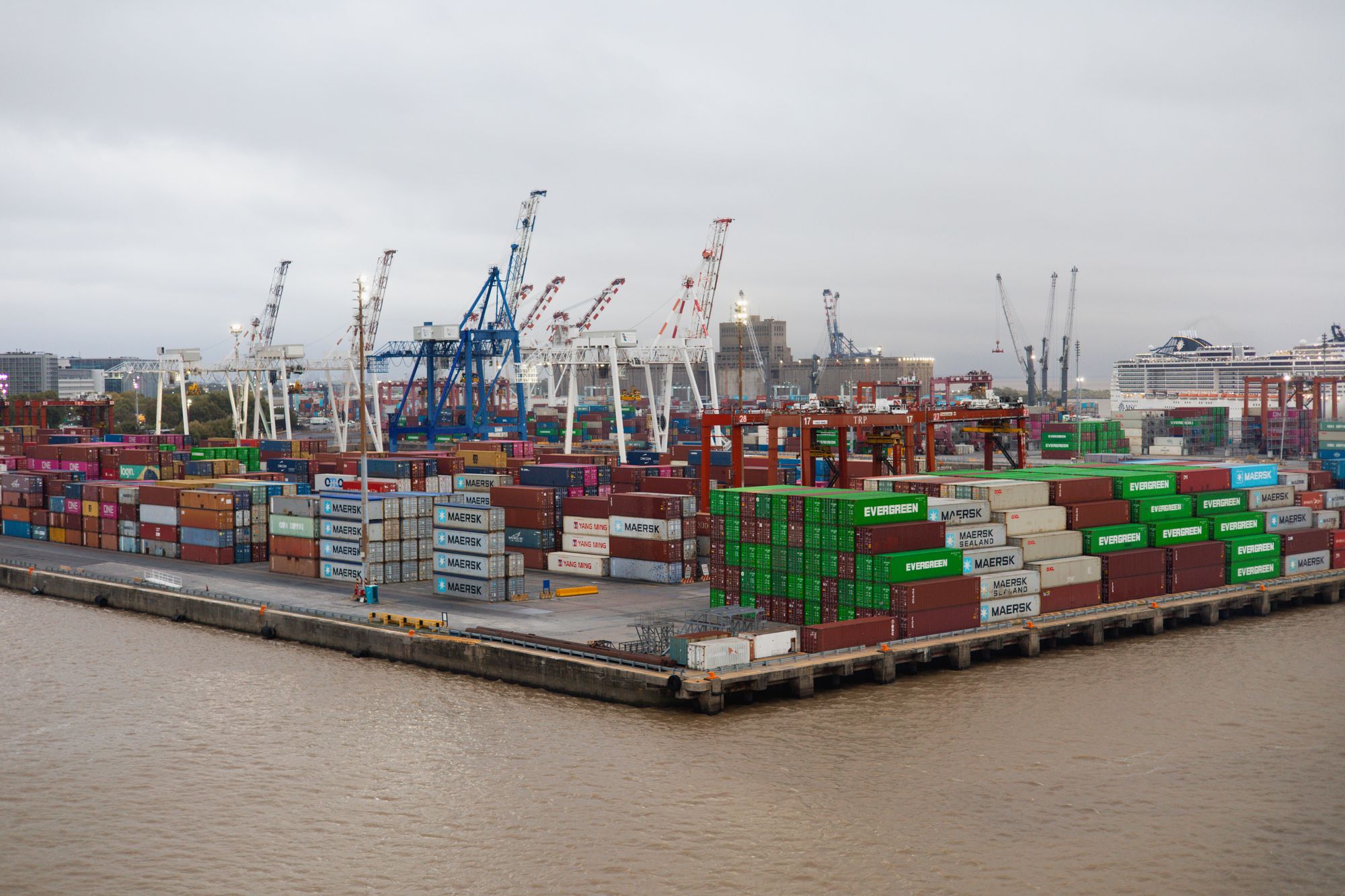 Containerhafen mit Kränen und Frachtschiff als Symbol für neue Exportmärkte des Mittelstands