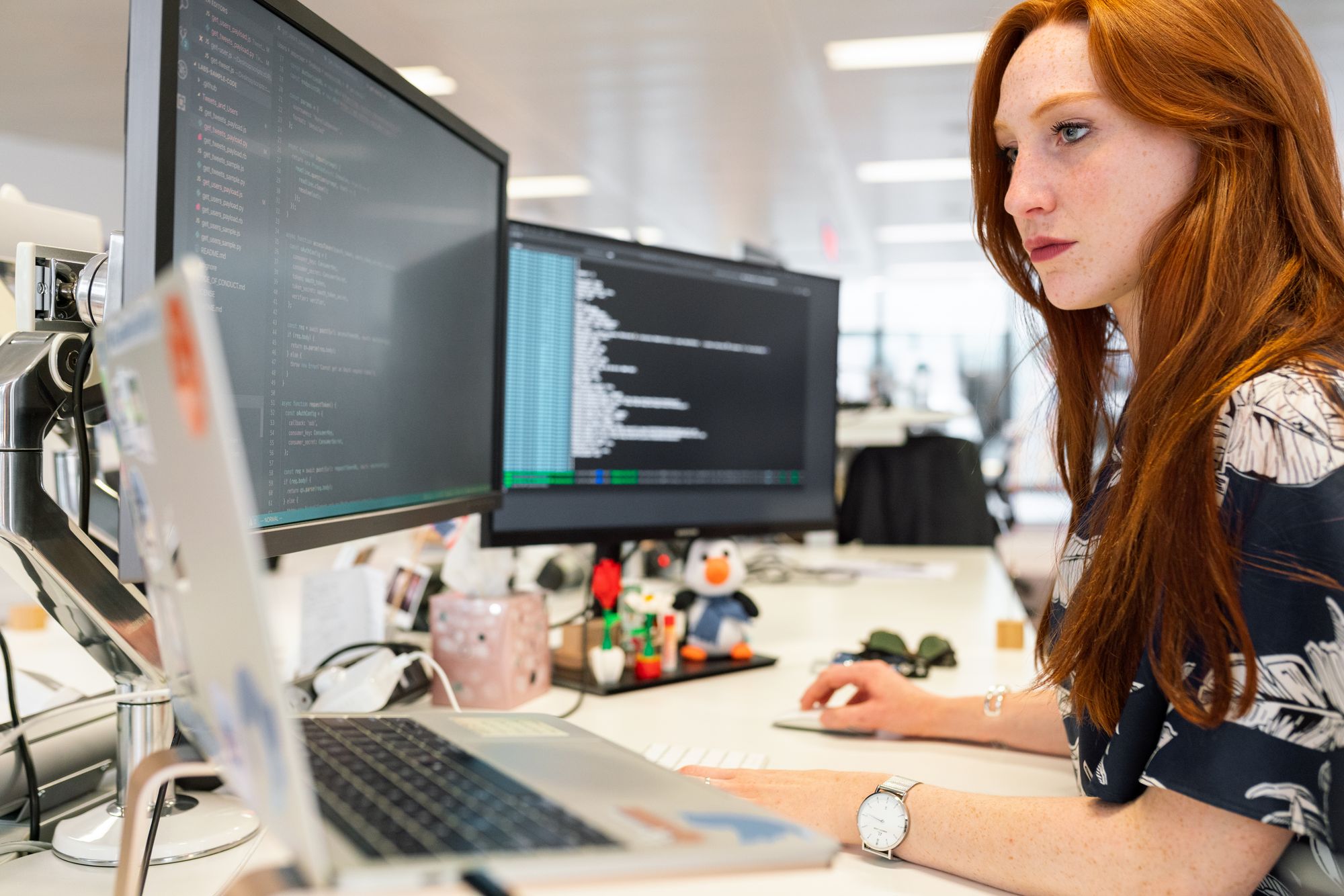 Mitarbeiterin arbeitet am Bildschirm an einer Anwendung mit einer Low-Code-Plattform