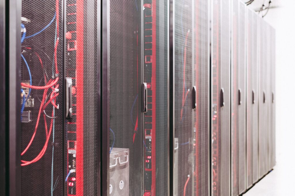 Serverraum mit beleuchteten Racks als Sinnbild für Cybersecurity und die Anforderungen von NIS2