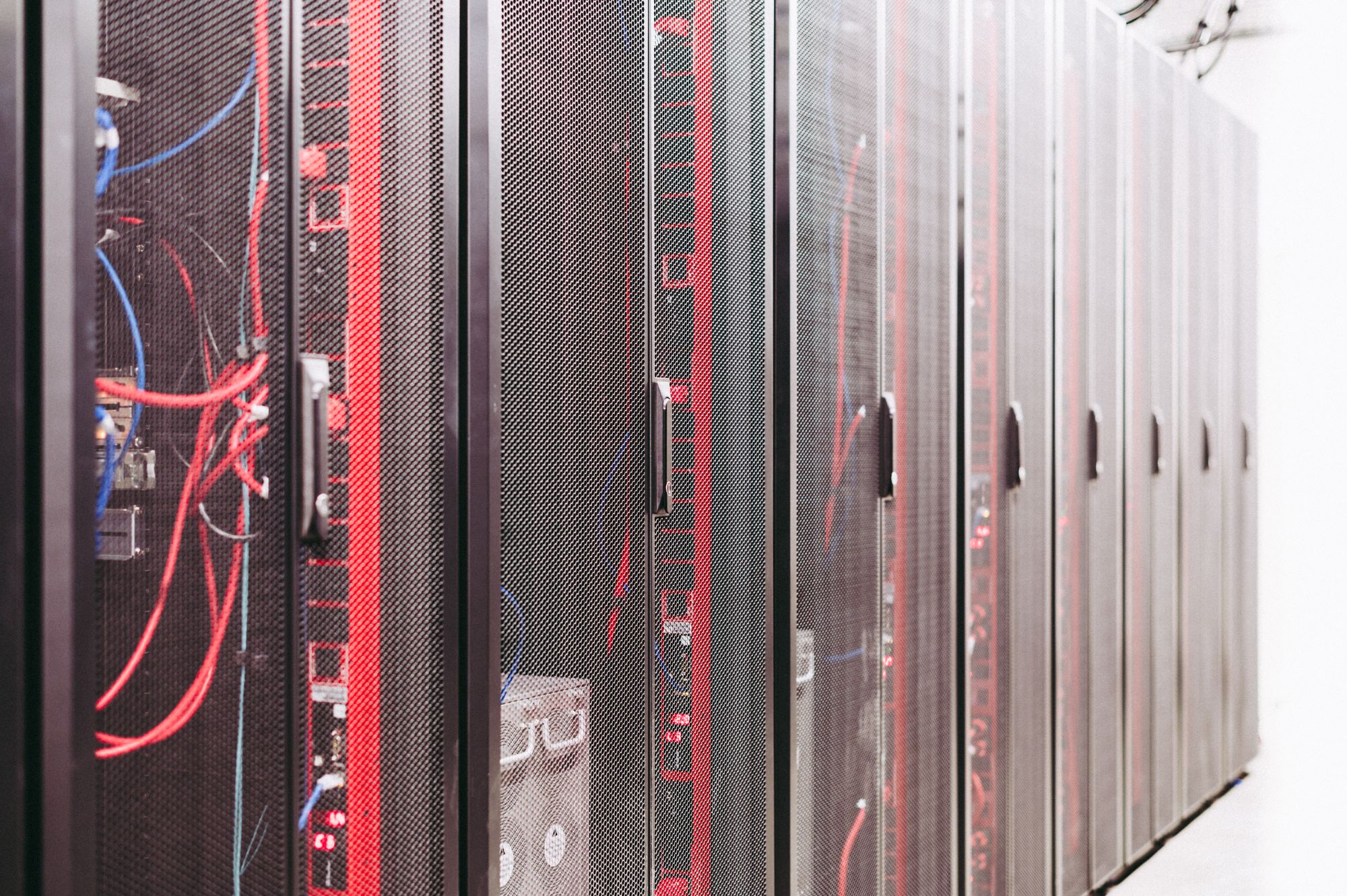 Serverraum mit beleuchteten Racks als Sinnbild für Cybersecurity und die Anforderungen von NIS2