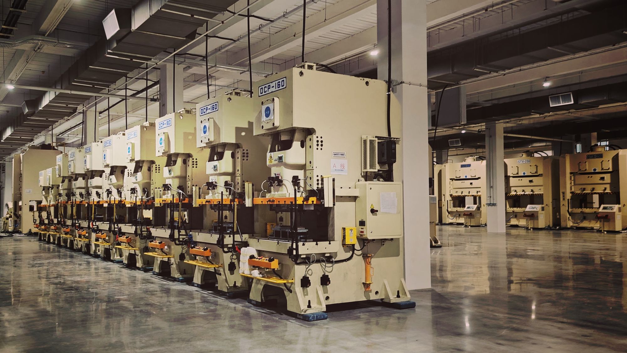 Moderne Industriehalle mit laufender Produktion als Sinnbild für den Standort Deutschland