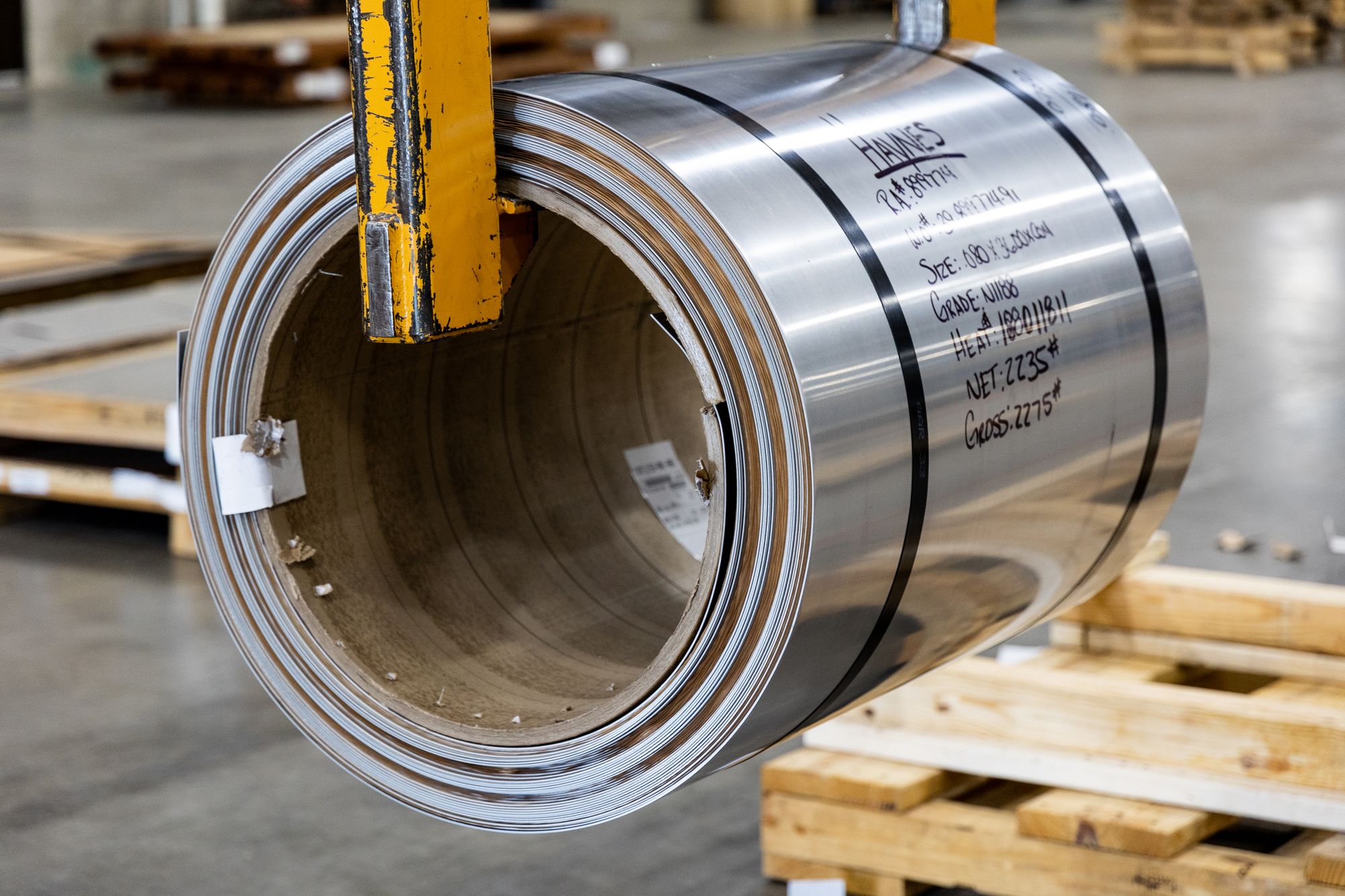 CBAM-Ware Aluminium: Nahaufnahme einer Aluminiumrolle in einer Fabrik
