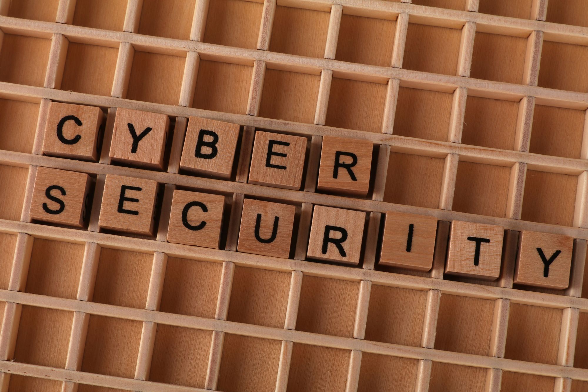 Cyber Resilience Act: Holzwürfel bilden den Schriftzug Cyber Security
