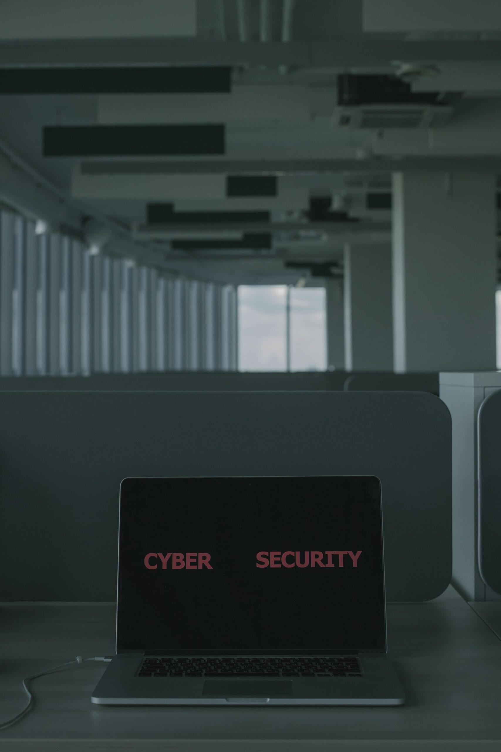 Cyberversicherung: Laptop mit dem Schriftzug Cyber Security auf dem Bildschirm im Büro