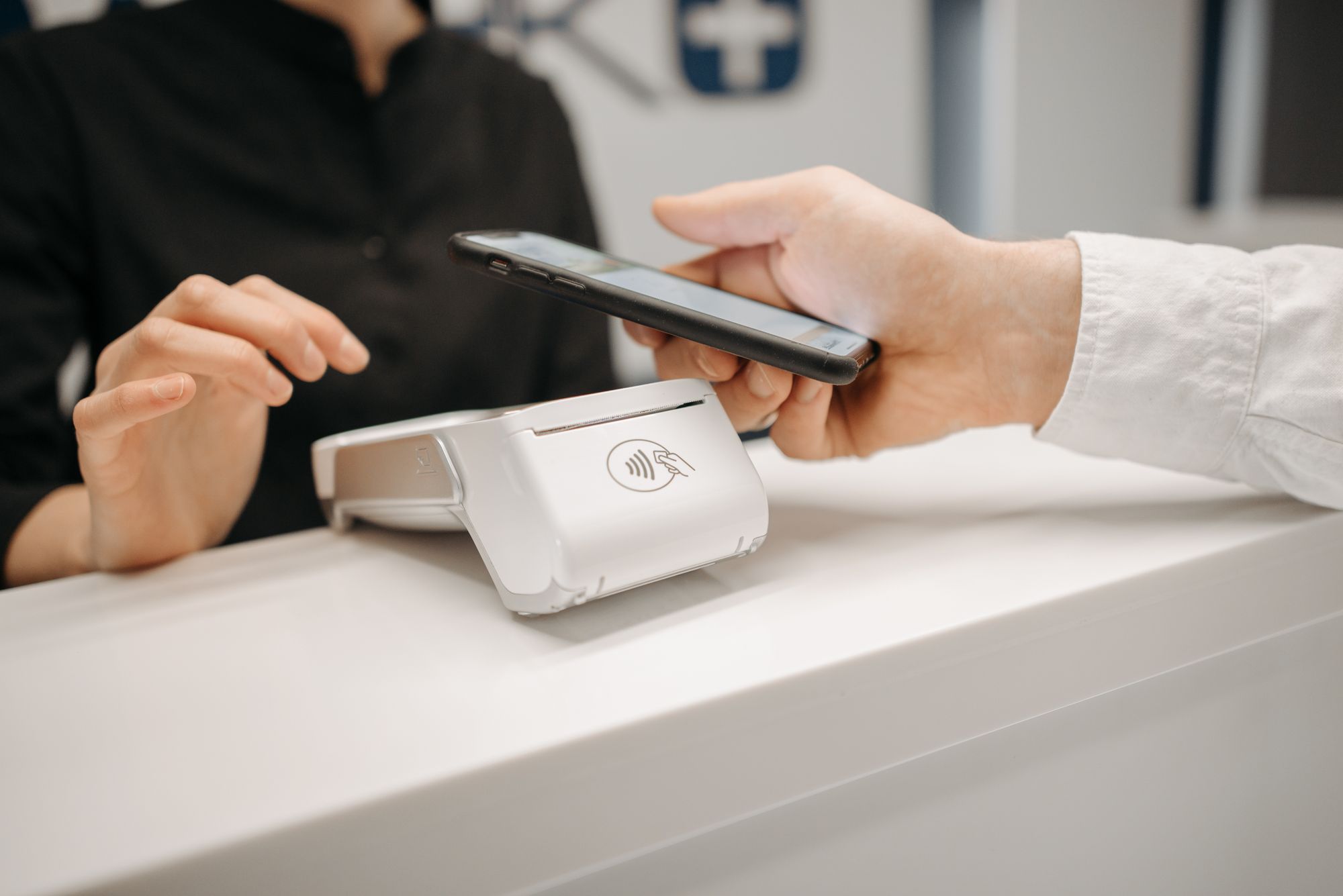 Digitaler Euro: Person bezahlt mit dem Smartphone