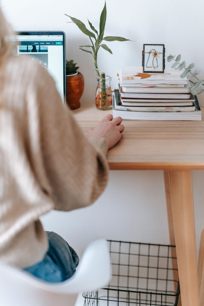Kleinunternehmer arbeitet am Laptop auf dem Tisch im Homeoffice