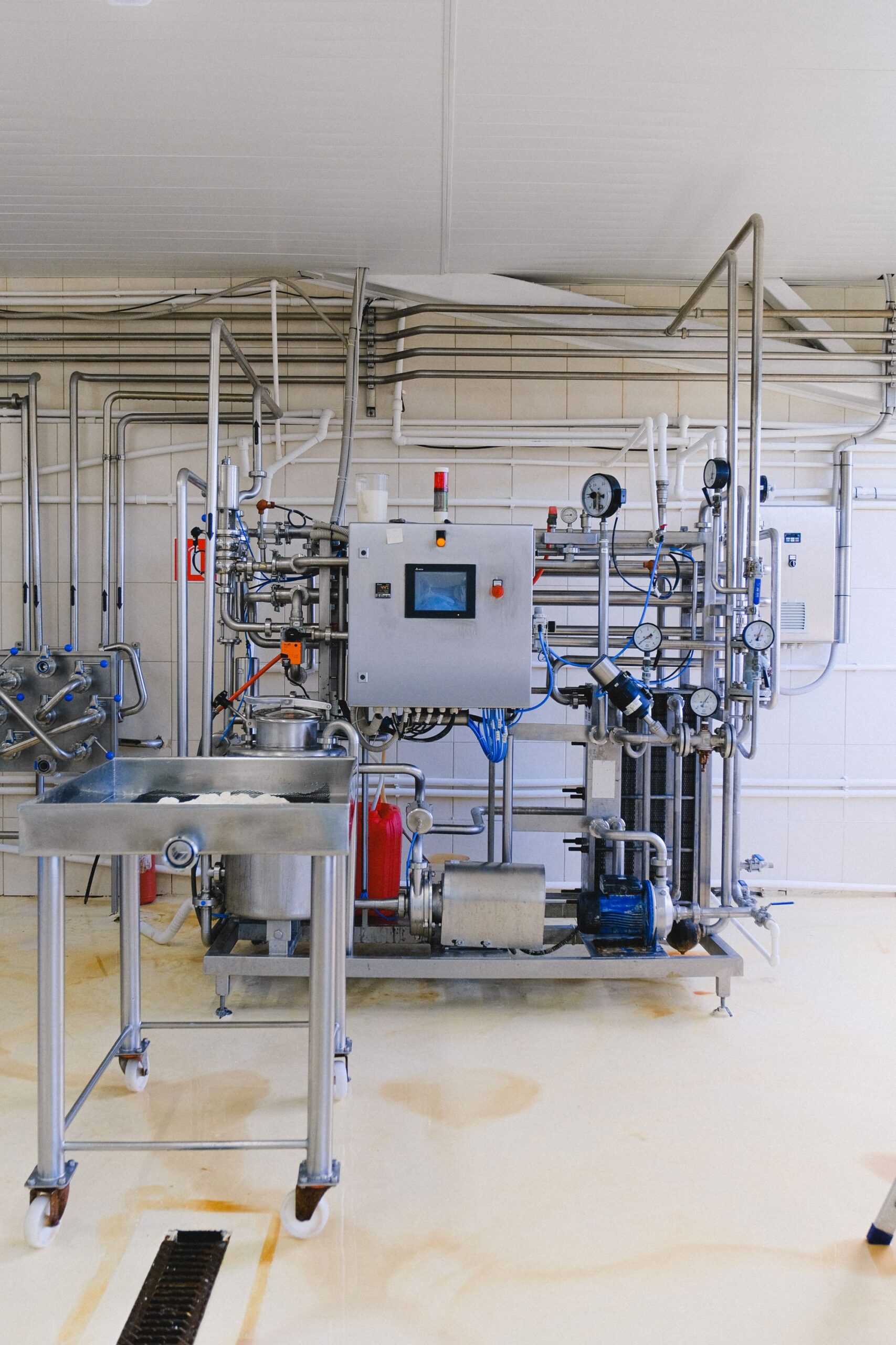 Investitionsbooster: Industrielle Maschine in einer Fabrikhalle