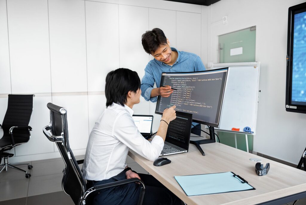 KI-Einführung: junges Team arbeitet gemeinsam an Computern im Büro