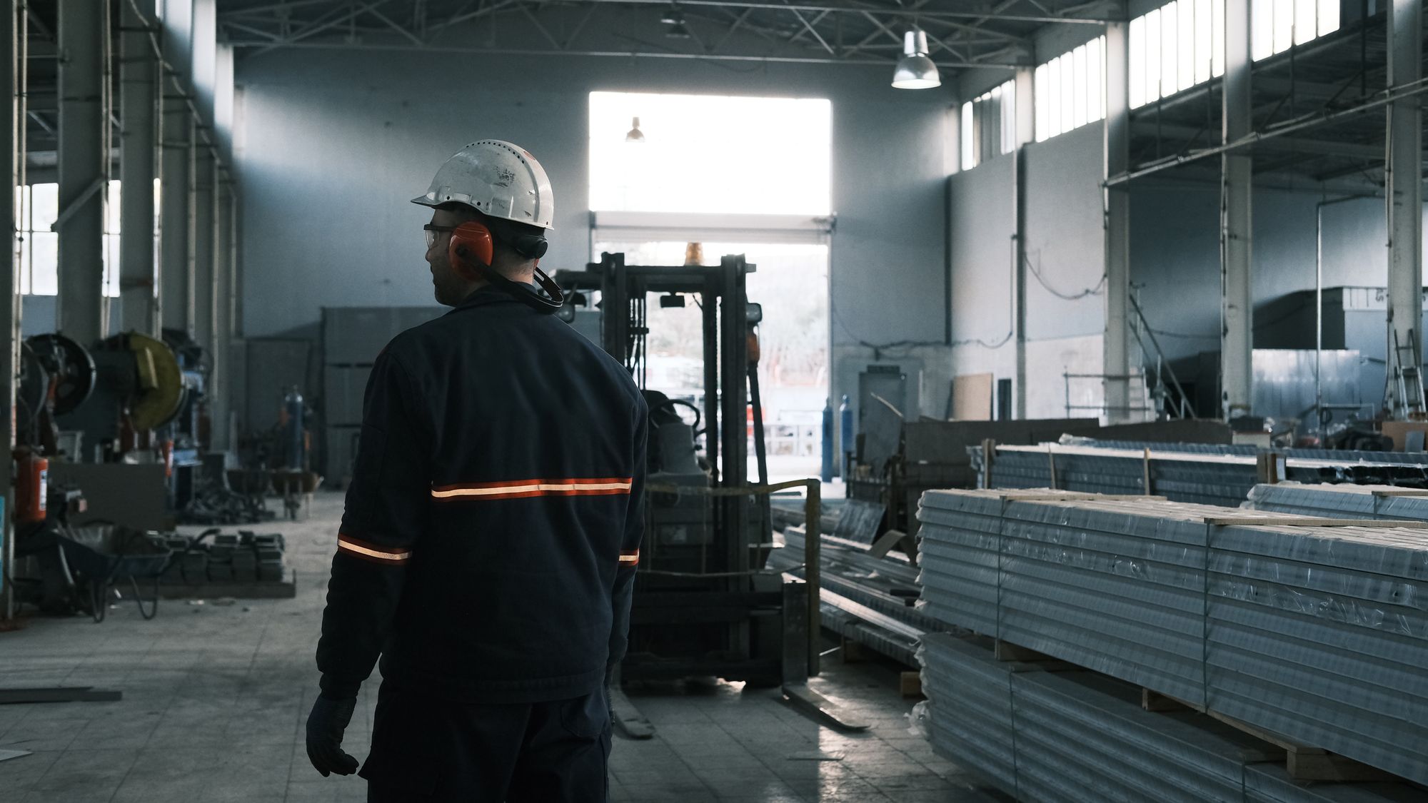 Kurzarbeit in der Industrie: Arbeiter in einer modernen Fabrikhalle