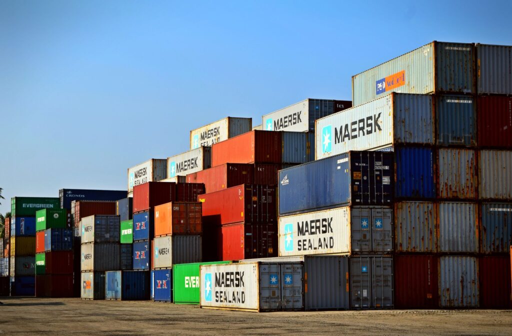 Lieferkettengesetz und globale Warenströme: Luftaufnahme eines Lagerplatzes mit bunten Frachtcontainern