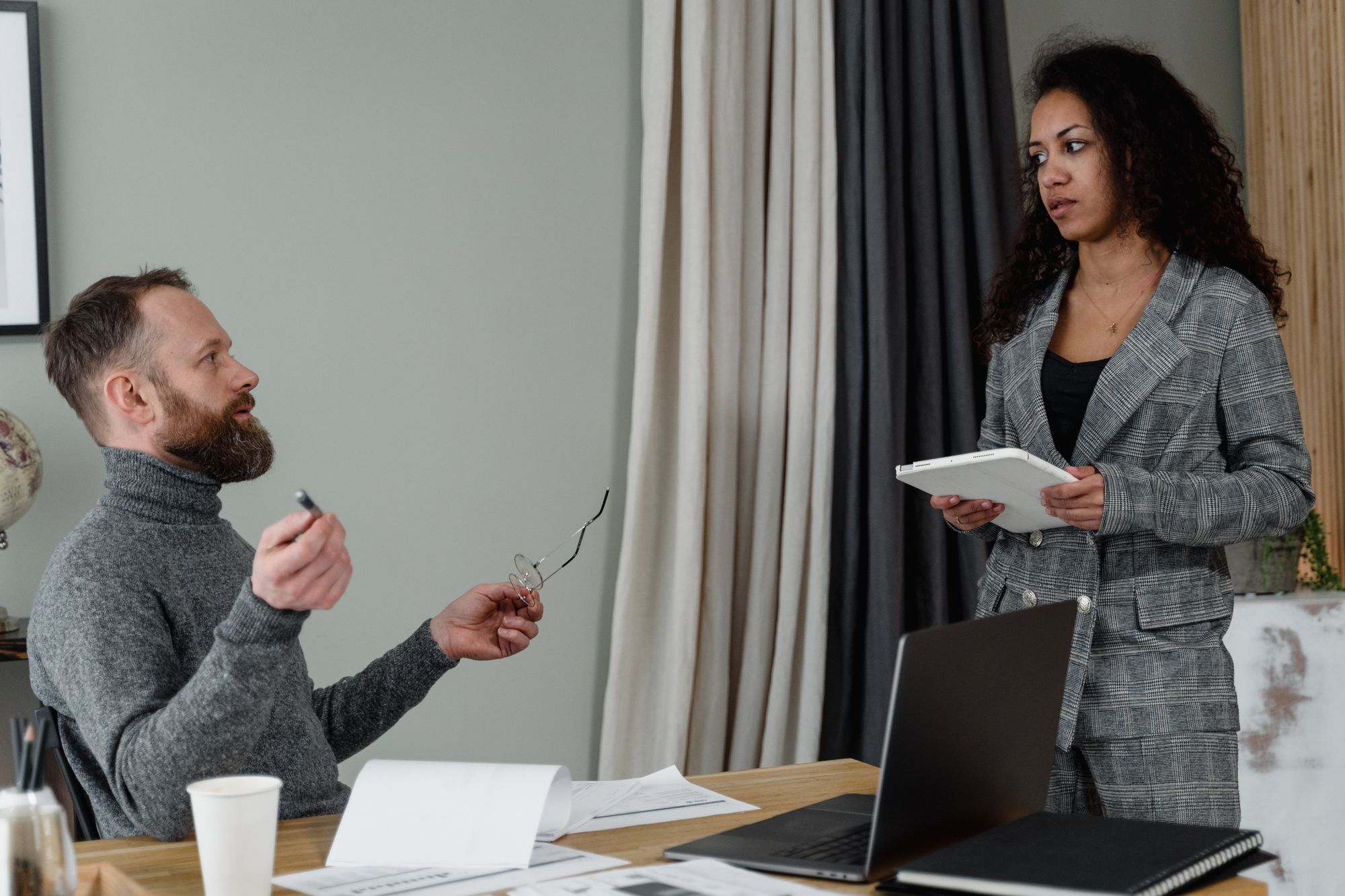 Low Performer im Gespräch: Ein Mann und eine Frau besprechen sich in einem Büro