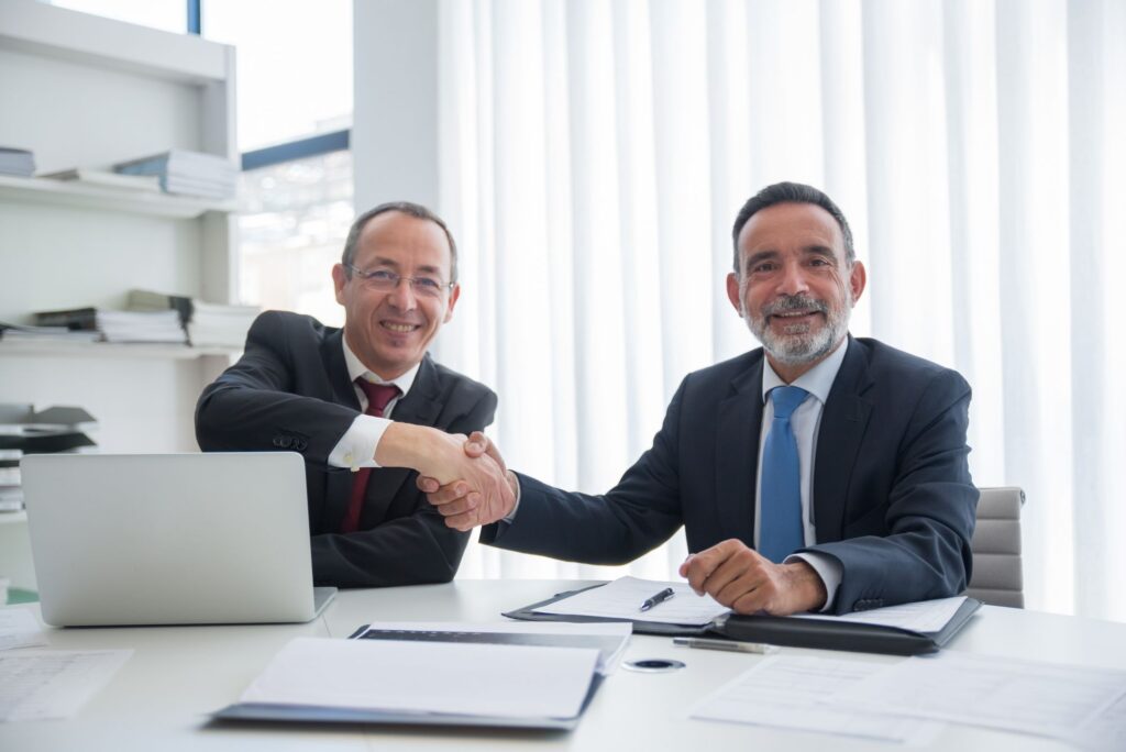 Management-Buy-out besiegelt: Geschäftsleute schließen einen Deal mit Handschlag