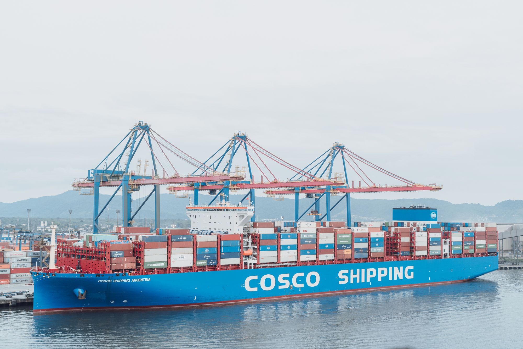 Mercosur-Abkommen und Export: Großes Frachtschiff im Hafen mit Containerkränen