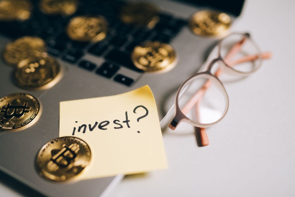 MiCA und Kryptowerte: Bitcoin-Münze und Notiz auf einem Laptop