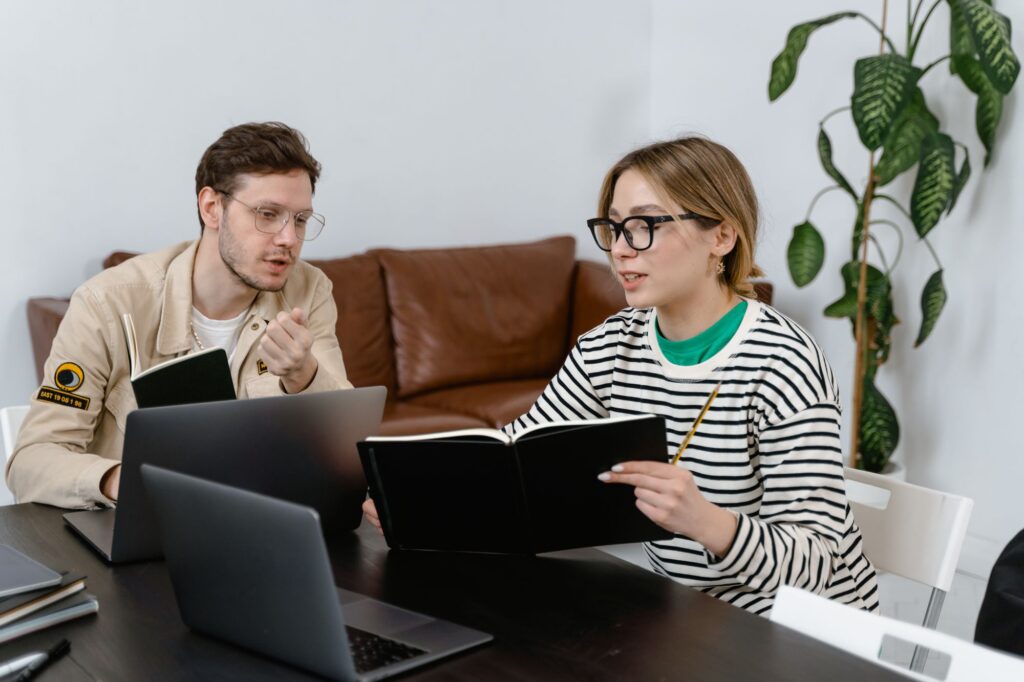 Mitarbeitergespräche im Betrieb: Mann und Frau diskutieren am Arbeitsplatz