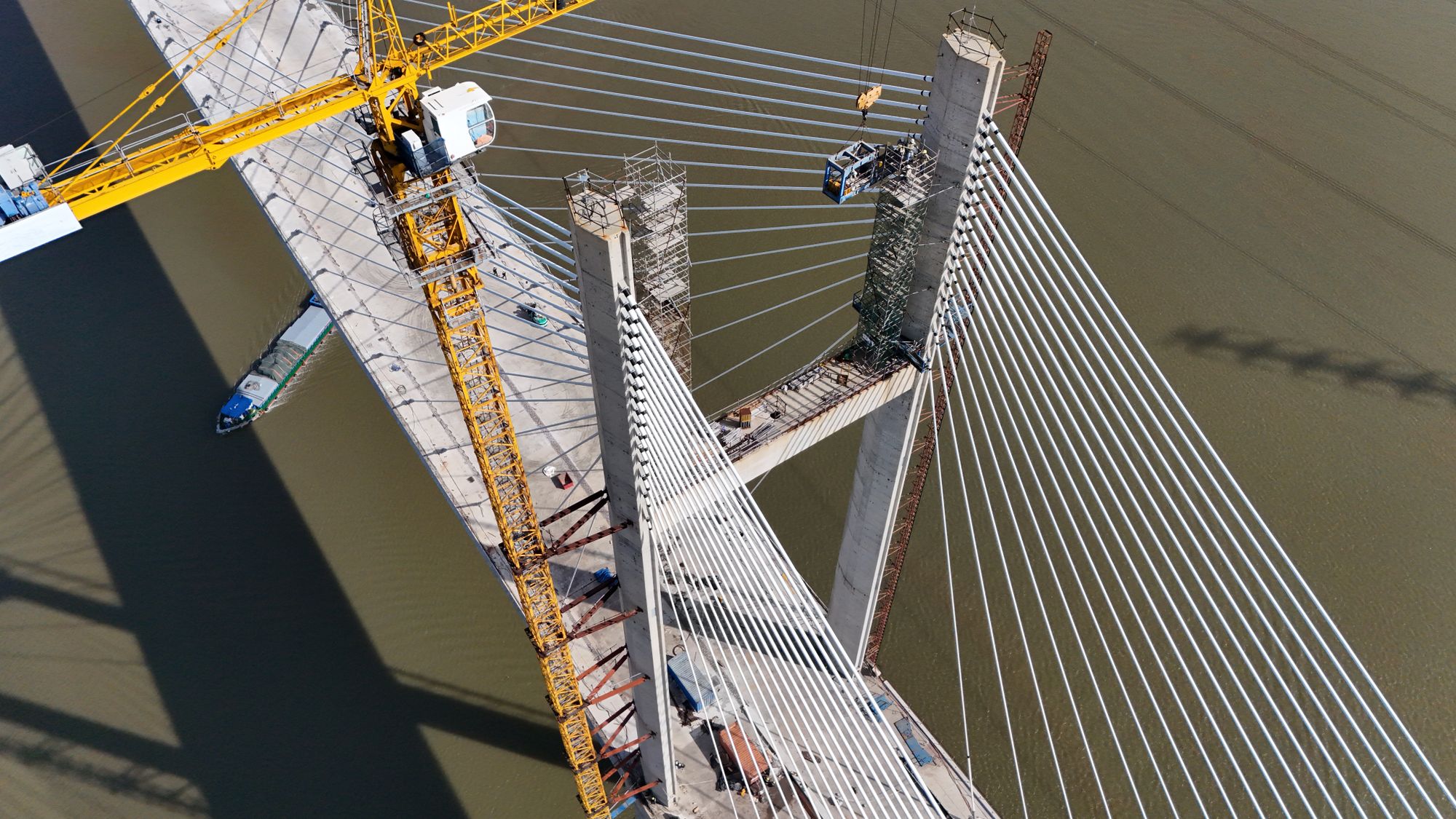 Sondervermögen Infrastruktur: Luftaufnahme einer Brückenbaustelle über einem Fluss