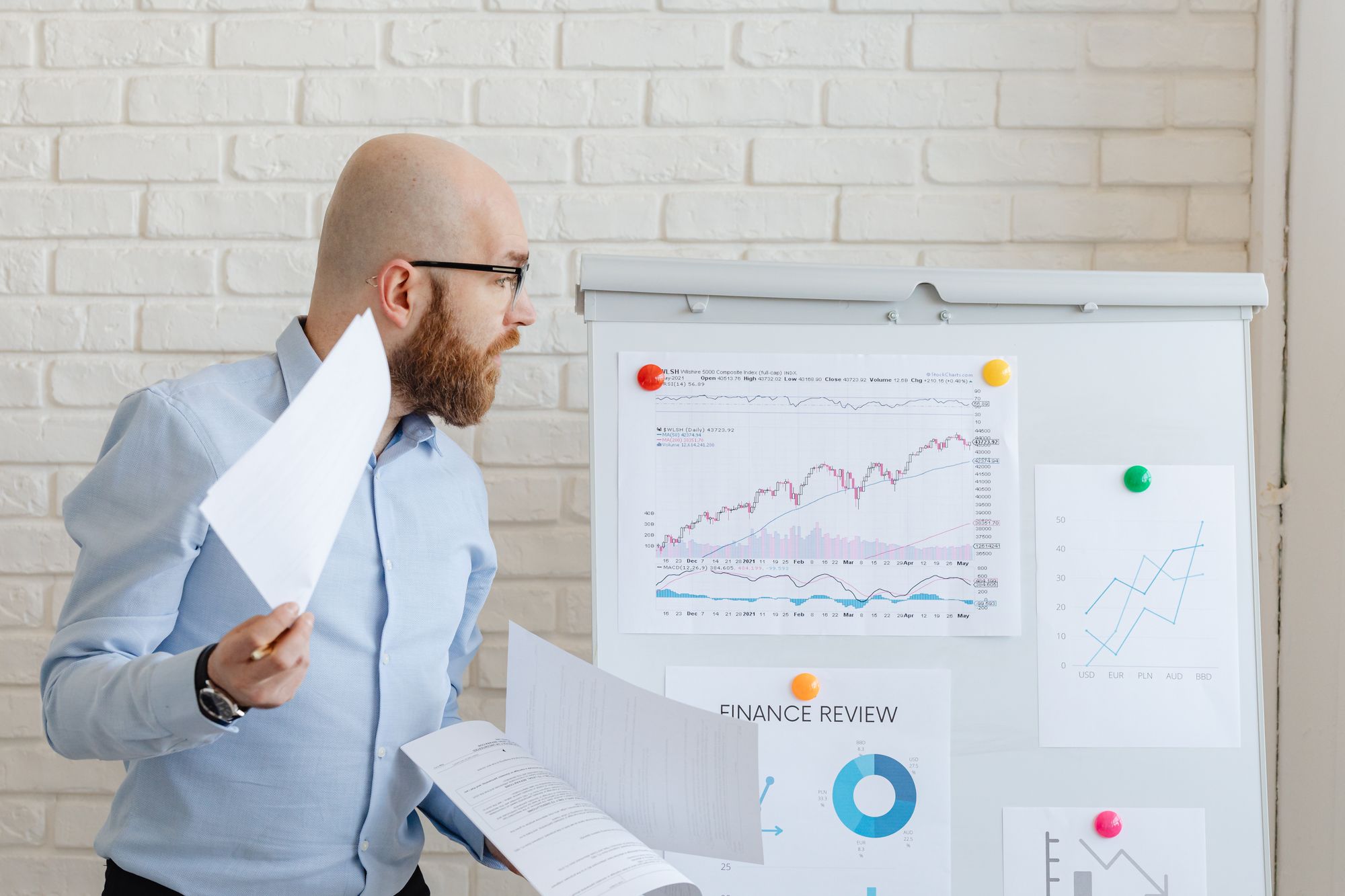 Stagflation analysieren: Mann betrachtet Diagramme und Grafiken an einem Whiteboard