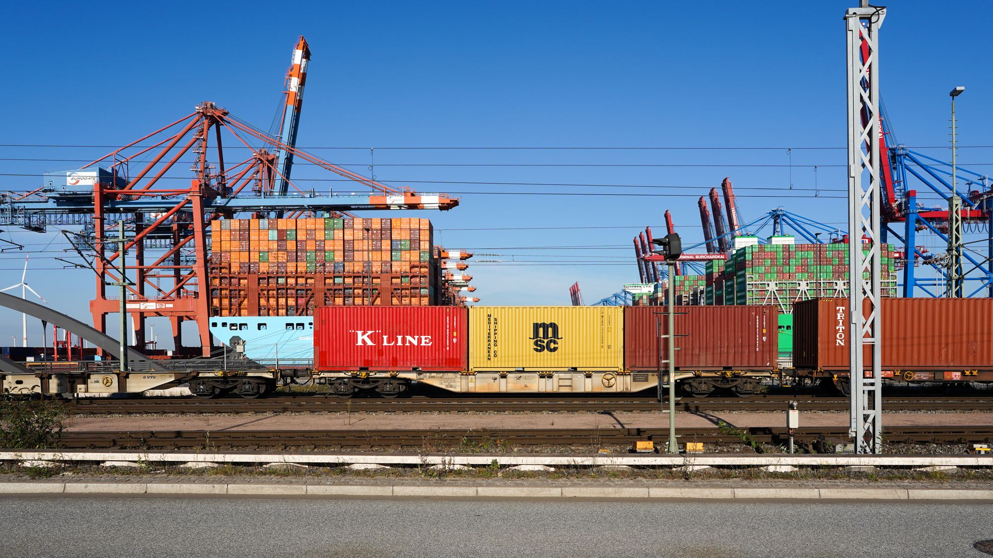 US-Zoll und Export: Schiffscontainer und Kräne im Hamburger Hafen