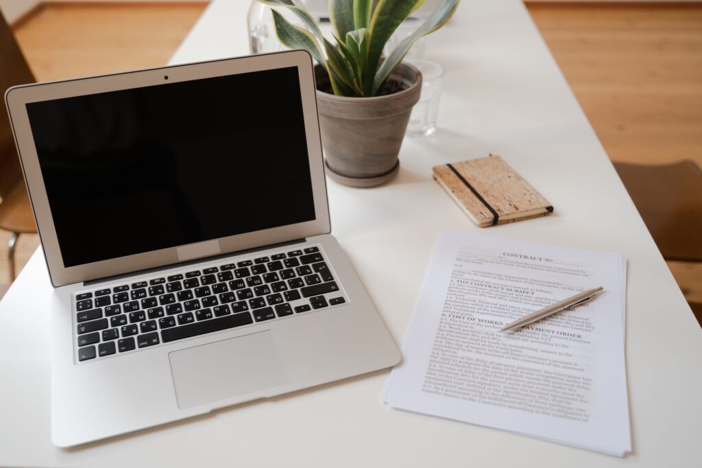 VSME-Bericht: Laptop neben einer Pflanze und Dokumenten auf einem Schreibtisch